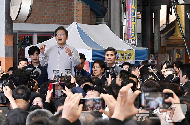 이재명 더불어민주당 대통령 선거 후보가 2차 골목골목 경청투어 마지막 날인 7일 오전 전북 임실군 임실시장을 찾아 즉흥 연설하고 있다. (공동취재) 2025.5.7/뉴스1 ⓒ News1 안은나 기자