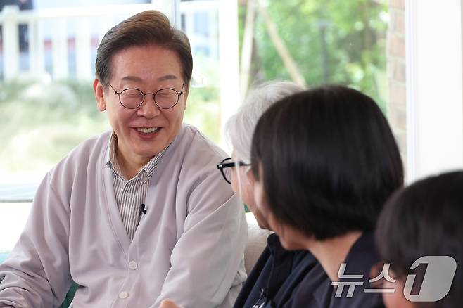 이재명 더불어민주당 대통령 후보가 2차 골목골목 경청투어 마지막 날인 7일 오후 전북 전주시의 카페에서 '영화와 드라마, 정치가 그리는 미래의 스크린' K-콘텐츠 산업 진흥 간담회를 하고 있다. 2025.5.7/뉴스1 ⓒ News1 안은나 기자