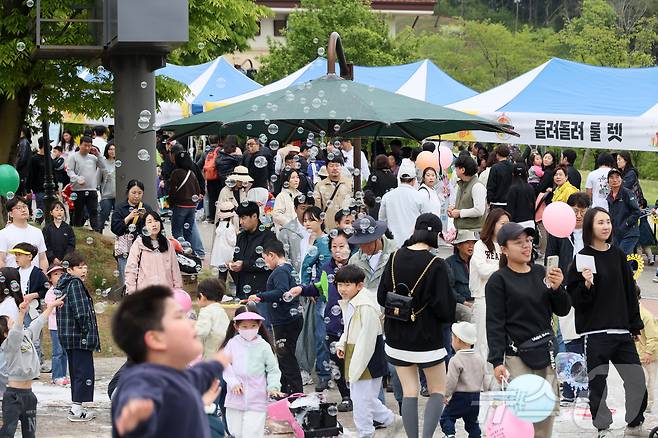 5일 전북자치도 임실군 성수면 임실치즈테마파크에서 열린 어린이날 행사에서 어린이들이 각종 체험을 하며 즐거운 시간을 보내고 있다. (임실군청 제공. 재판매 및 DB 금지) 2025.5.5/뉴스1