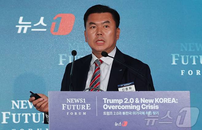 신용화 LIG넥스원 미래전장사업본부장(전무)이 7일 서울 여의도 페어몬트 호텔에서 열린 뉴스1 미래포럼에서 ‘무인화, 현대전 판도를 바꾸다’를 주제로 발표를 하고 있다. ‘트럼프 2.0과 新한국:위기 극복 해법 찾기’를 주제로 열린 이번 포럼은 뉴스1 주최로 열렸다. 2025.5.7/뉴스1 ⓒ News1 박세연 기자