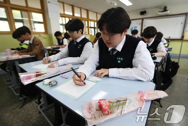 어버이날을 하루 앞둔 7일 오후 부산 동래구 용인고등학교에서 학생들이 부모님께 감사의 편지를 쓰고 있다. 학생들은 카네이션과 직접 쓴 감사의 편지를 부모님께 전달할 예정이다. 2025.5.7/뉴스1 ⓒ News1 윤일지 기자