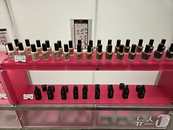 와이레스 북촌 플래그십스토어 내부 모습.ⓒ 뉴스1/김진희 기자.