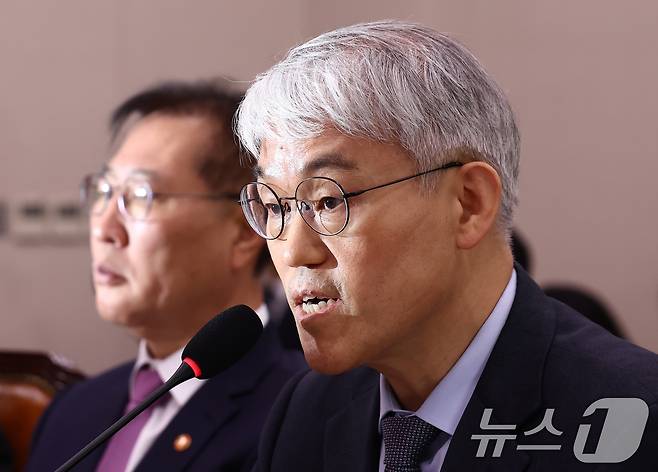 천대엽 법원행정처장이 2일 오후 서울 여의도 국회에서 열린 법제사법위원회 전체회의에서 의원 질의에 답변하고 있다. 왼쪽은 박성재 법무부 장관. 2025.5.2/뉴스1 ⓒ News1 김민지 기자