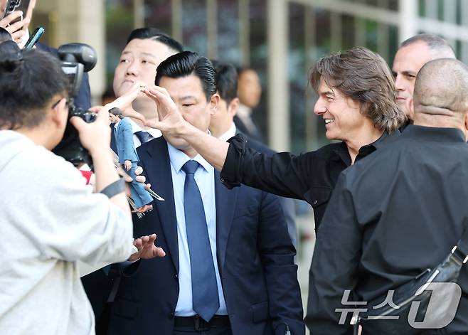 할리우드 배우 톰 크루즈가 '미션 임파서블: 파이널 레코닝' 홍보를 위해 7일 오후 서울김포비즈니스항공센터(SGBAC)를 통해 내한해 팬과 하트를 만들고 있다. ⓒ News1 권현진 기자