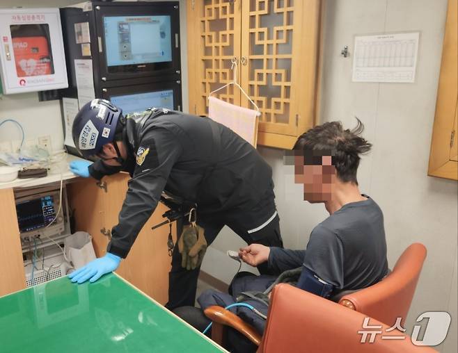 7일 오후 4시쯤 경북 울진군 죽변면 남동방 44km 해상에서 조업 도중 저혈당 증상을 보인 40대 선원 A 씨가 신고를 받고 출동한 울진해경에 구조돼 병원으로 이송됐다.  해경 응급구조사가 원격의료시스템으로 의료진과 대화하는 모습.(울진해양경찰서 제공, 재판매 및 DB 금지) 2025.5.7/뉴스1