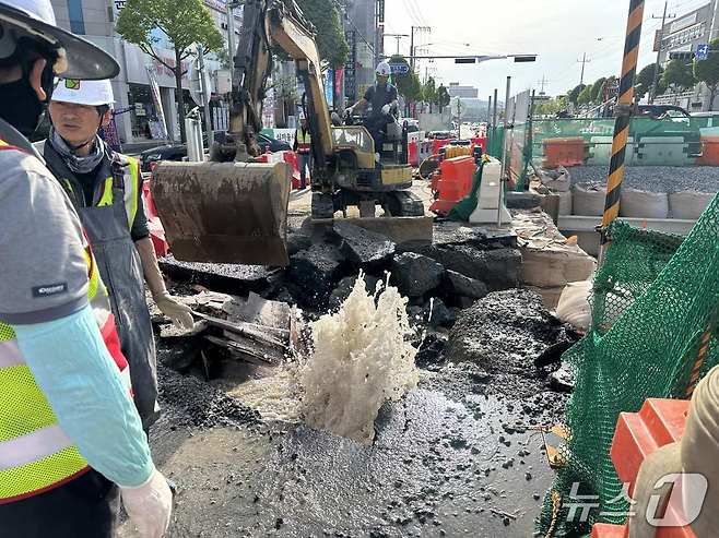 7일 오후 4시쯤 충북 충주시 칠금동 충주시청 앞 교차로에서 상수관이 파열했다.(충주시 제공. 재판매 및 DB금지)/뉴스1