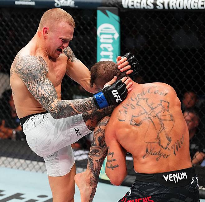 존스가 스티븐스를 니킥으로 공격하고 있다. 사진  | UFC