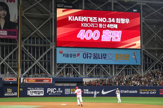 KIA 최형우가 5일 고척스카이돔에서 열린 2025 KBO리그 키움전에서 6회초 3점 홈런 날린 후 베이스를 돌고 있다. 개인 통산 400호 홈런이다. 사진 | KIA 타이거즈