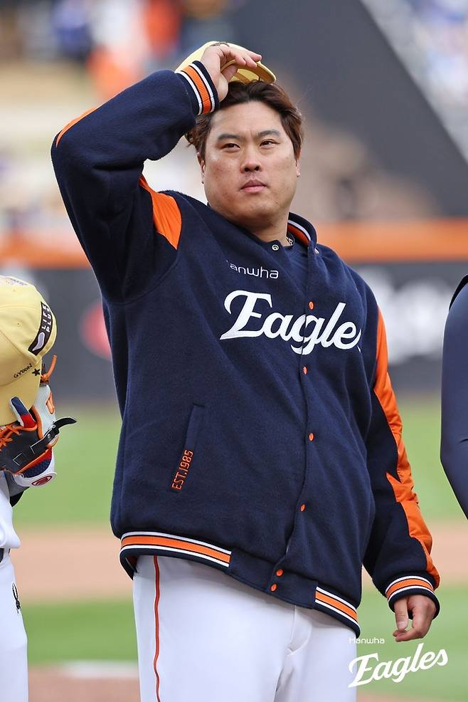 한화 류현진이 6일 대전 한화생명 볼파크에서 열린 2025 KBO리그 삼성전 승리 후 관중들에게 인사하고 있다. 사진 | 한화 이글스