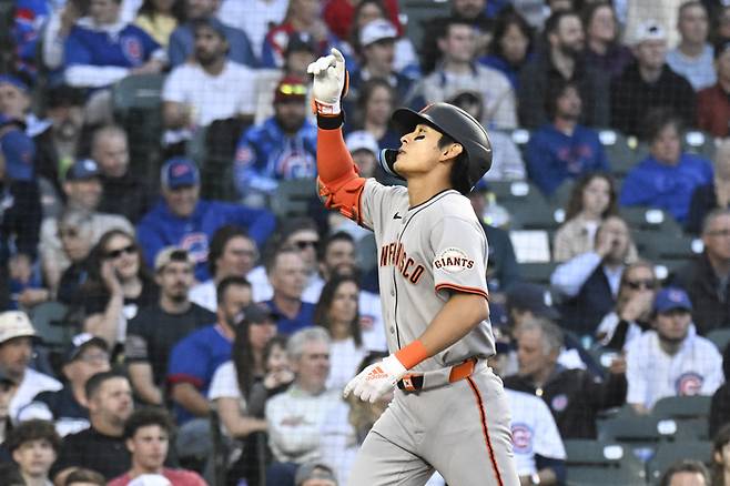 이정후가 7일(한국시간) 미국 일리노이주 시카고 리글리 필드에서 열린 2025 메이저리그(ML) 시카고 컵스전 홈런 후 세리머니하고 있다. 사진 | AFP 연합뉴스