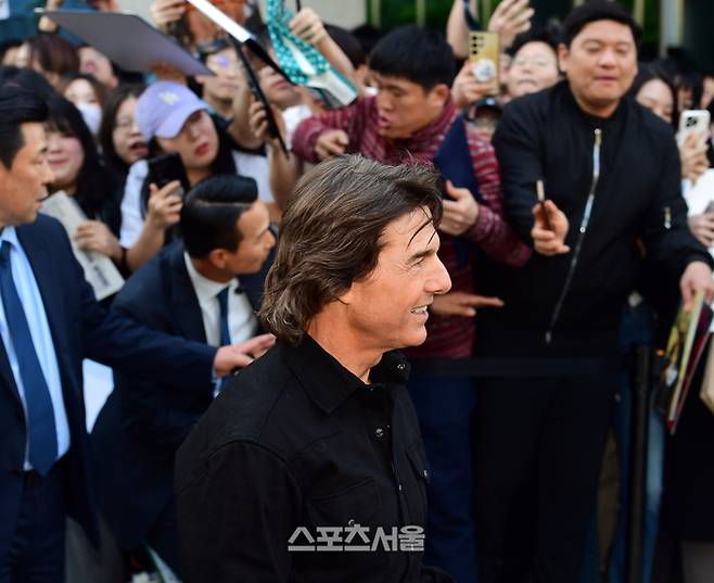 톰 크루즈가 팬들과 즐거운 시간을 가지고 있다. 이주상기자 rainbow@sportsseoul.com