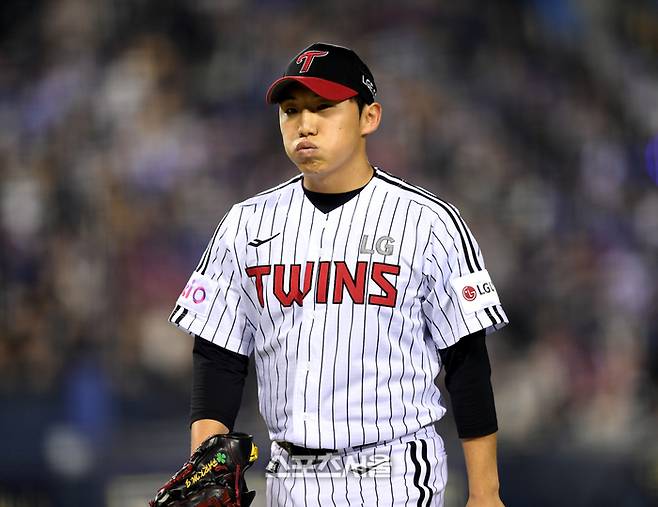 LG 투수 박명근이 15일 잠실구장에서 열린 2025 KBO리그 삼성과 경기 8회 투구 후 더그아웃으로 들어오고 있다. 잠실 | 최승섭기자 thunder@sportsseoul.com