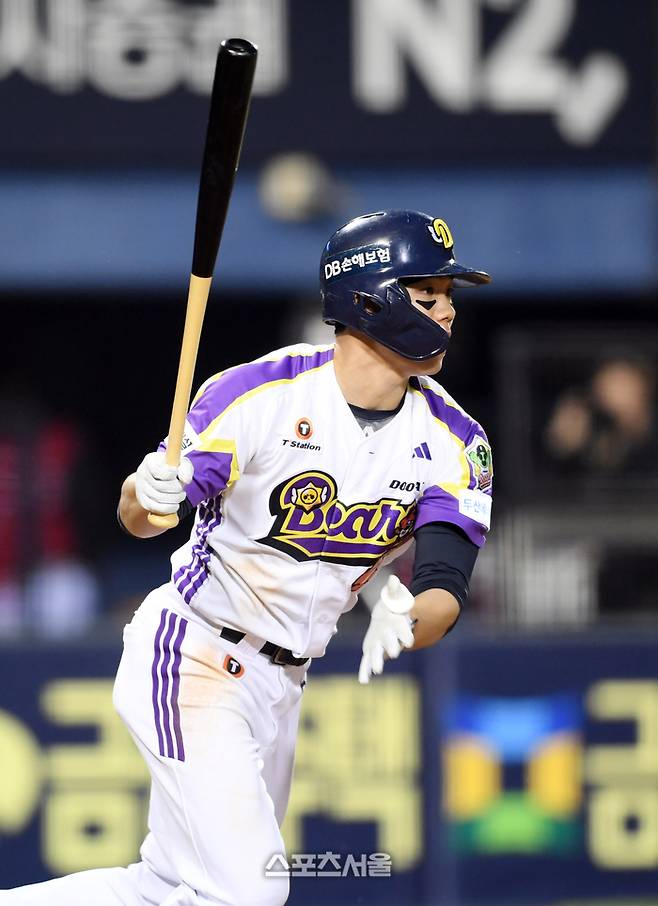 두산 오명진이 7일 잠실구장에서 열린 2025 KBO리그 LG와 경기 5회말 무사 1루 상황에서 LG 선발 최채흥을 상대로 내야안타를 치고 있다. 잠실 | 박진업 기자 upandup@sportsseoul.com