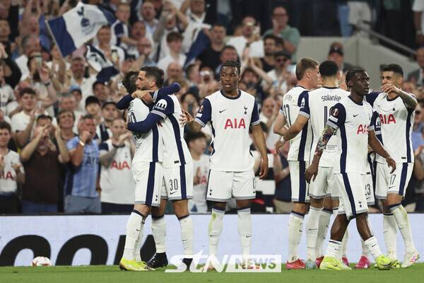 제임스 매디슨의 득점 이후 기뻐하는 토트넘 홋스퍼 선수들. 사진┃뉴시스/AP