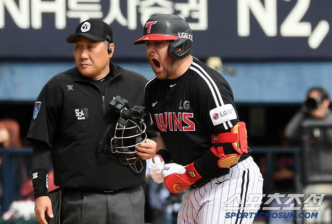 스리런포를 터뜨린 뒤 포효한 오스틴.