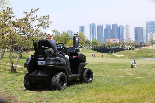 LIV GOLF 경기위원이 11번 홀에서 모니터링 하는 모습