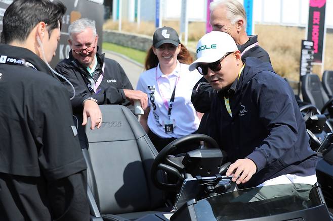 사진2.메이트모빌리티의 사업총괄 이승준 전무가(오른쪽), 경기위원들에게 LIV GOLF를 위해 준비한 전용 시스템을 설명하고 있다