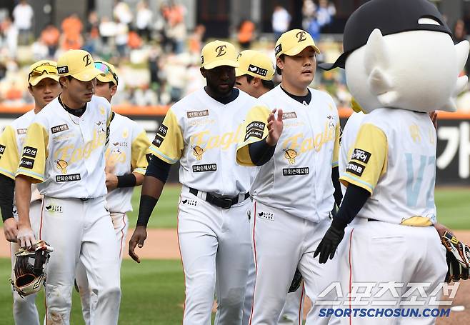 6일 대전 한화생명볼파크에서 열린 삼성-한화전. 한화가 3대1로 승리하며 8연승을 질주했다. 선수들이 하이파이브하고 있다. 대전=정재근 기자 cjg@sportschosun.com/2025..5.6/