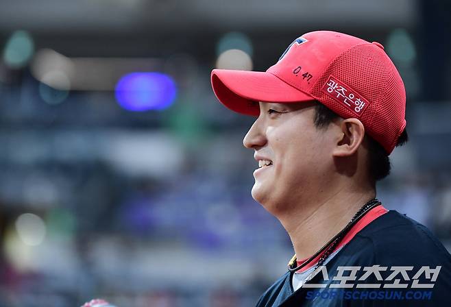 6일 고척돔에서 열린 KBO리그 키움과 KIA의 경기. 6회 투구를 마치고 동료들과 하이파이브를 나누는 KIA 선발 김도현. 고척=송정헌 기자songs@sportschosun.com/2025.05.06/