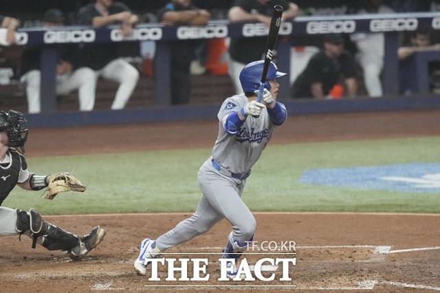 LA 다저스의 김혜성이 7일 마이애미 말린스와 내셔널리그 원정경기에서 5회 초 2사 주자 없는 상화에서 중전안타를 치고 있다./마이애미=AP.뉴시스