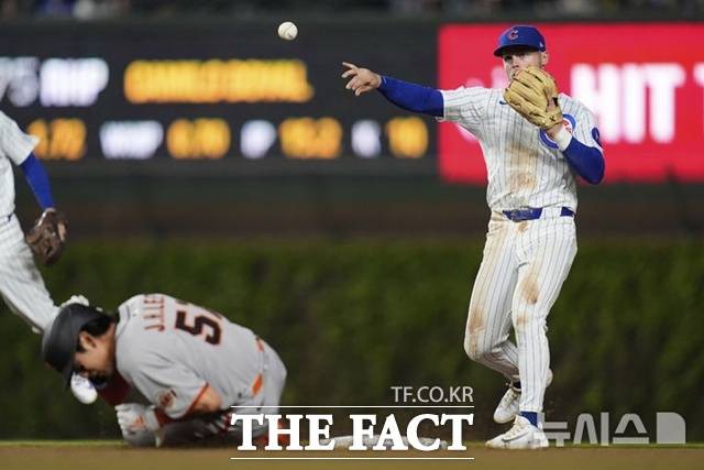 이정후가 7일(한국시간) 시카고 컵스전서 7회초 중전 안타로 출루한 뒤 맷 채프먼의 유격수 땅볼 때 2루에서 아웃되고 있다. /시카고=AP.뉴시스