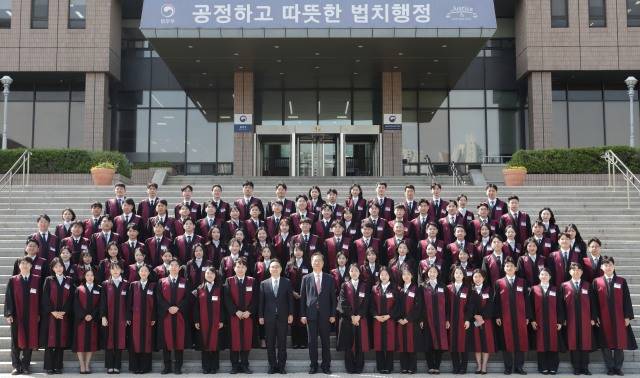 법무부가 7일 법학전문대학원 출신 제14회 변호사시험 합격자 90명을 검사로 신규 임용했다./법무부