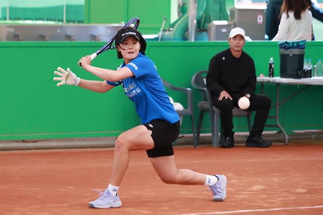 NH농협은행 1년차 황정미가 7일 제103회 동아일보기 전국소프트테니스대회에서 백핸드 리턴샷을 치고 있다. 사진/대한소프트테니스협회