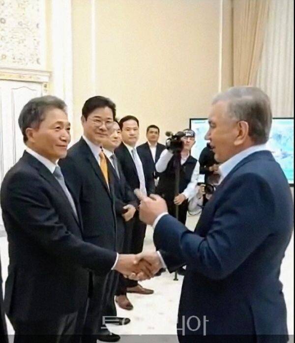 우즈벡 미르지요예프 대통령(오른쪽)과 이학재 상장(왼쪽)/투어코리아뉴스 정명달 기자