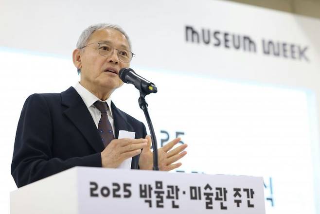 유인촌 문화체육관광부 장관이 지난 2일 서울 은평구 사비나미술관에서 열린 '2025 박물관·미술관 주간' 개막식에서 축사를 하고 있다.  [사진 제공= 문화체육관광부] 연합뉴스