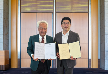 왼쪽부터 Datuk Nik Azman Mohd Zain, RSGC 회장과 김진수 모나용평 부사장. 모나용평