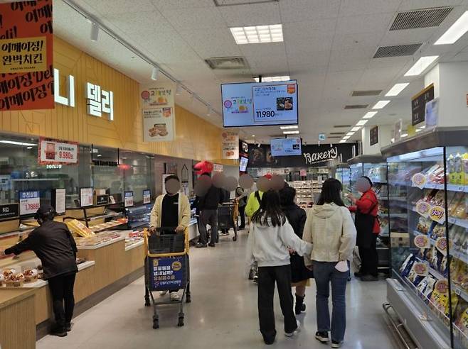 3일 오후 경기도 하남시 이마트 하남점. 델리 코너 앞이 고객들로 가득하다. 인근 매대에서는 시식 코너가 운영되고 있다. 사진=박재현 기자