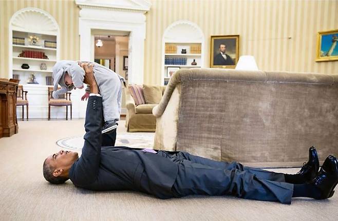 오바마 대통령이 2015년 백악관에서 국가안보 부보좌관 벤 로즈의 딸 엘라와 놀고 있는 모습. ⓒ피트 수자