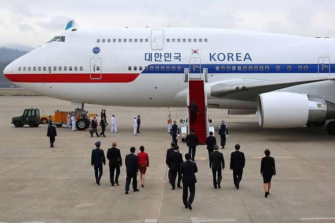 해외 순방 후 성남 서울공항에 도착한 대통령 전용기. 한때 국가 최고권력자 주변에서 사진 찍고 일했던 적이 있다. 그곳에서 보여주고자 하거나 기획하고 만들어진 모습을 넘어선 사진을 찍기 쉽지 않았다. 허영한 기자