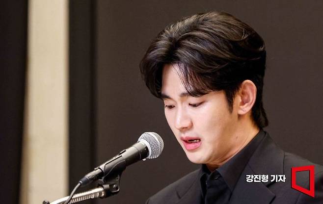 배우 김수현이 3월 31일 서울 마포구 스탠포드호텔에서 입장발표를 하고 있다. 강진형 기자