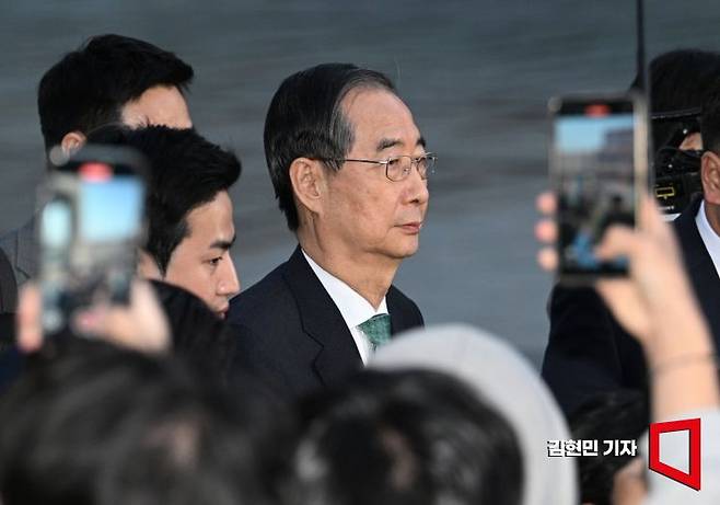 한덕수 무소속 대선 예비후보가 7일 서울 종로구의 한 식당에서 김문수 국민의힘 대선후보와 후보 단일화 관련 회동을 마친 후 식당을 나서고 있다. 2025.5.7 김현민 기자