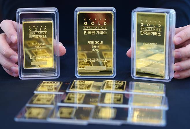 서울 종로구 한국금거래소 종로본점에서 관계자가 골드바를 정리하고 있다./뉴시스