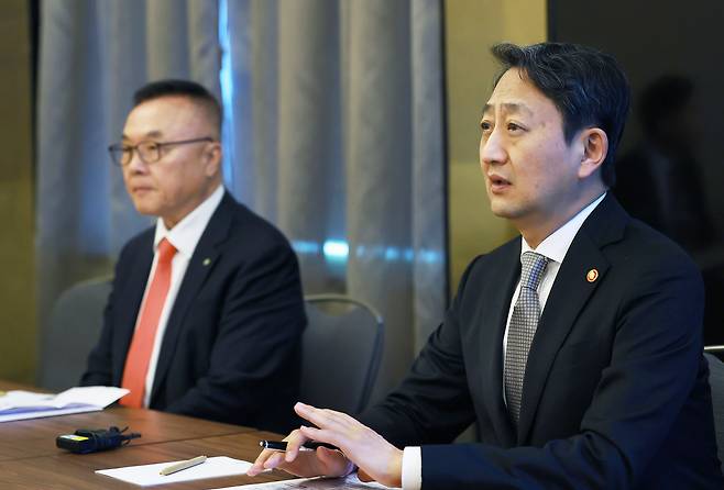 6일(현지 시각) 체코 프라하에서 열린 기자간담회에서 안덕근(오른쪽) 산업통상자원부 장관이 발언하고 있다./산업통상자원부