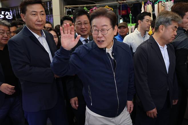 대법원 파기 환송 선고 다음날인 2일 이재명 민주당 대통령 후보가 강원도 철원군 동송전통시장을 찾아 상인들과 인사를 하고 있다. 이 후보는 전날 한 지지자가 대법원 선고 결과를 걱정하자 "아무 것도 아냐. 잠시의 해프닝이야"라고 했다. /뉴스1