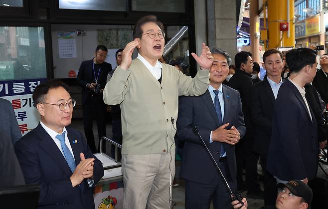 민심을 청취하는 '경청 투어'에 나선 이재명 더불어민주당 대선후보가 6일 충북 영동군 영동전통시장에서 즉흥 연설을 하고 있다./뉴시스