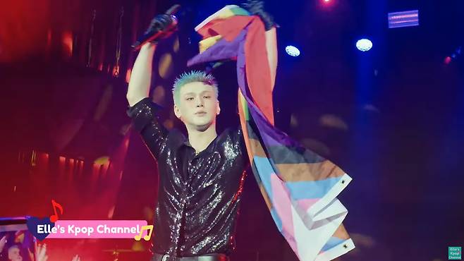 지난달 K팝그룹 ‘저스트비’의 배인이 LA공연 중 성소수자를 상징하는 무지개 깃발을 들고 커밍아웃 하는 모습. 실제 성소수자의 커밍아웃은 여러 사회적 관계의 단절을 무릅쓰고 이루어진다./유튜브