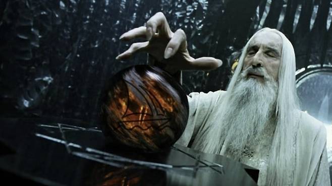 영화 '반지의 제왕'에서 타락한 마술사 사루만이 천리안의 돌 팔란티르를 작동시키고 있는 모습. 미국 AI 기업 팔란티어는 반지의 제왕 속 '팔란티르'에서 이름을 따왔다./영화장면 캡처