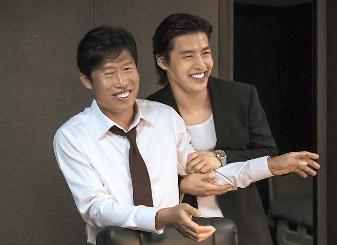 범죄 수사물 ‘야당’에서 출세욕에 불타는 검사와 마약 브로커로 출연한 배우 유해진(왼쪽)과 강하늘./플러스엠엔터테인먼트