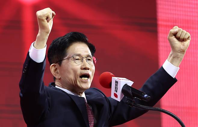 김문수 국민의힘 대통령 후보가 3일 경기 고양시 킨텍스에서 열린 5차 전당대회에서 최종 후보로 확정된 뒤 수락연설을 하고 있다./뉴스1