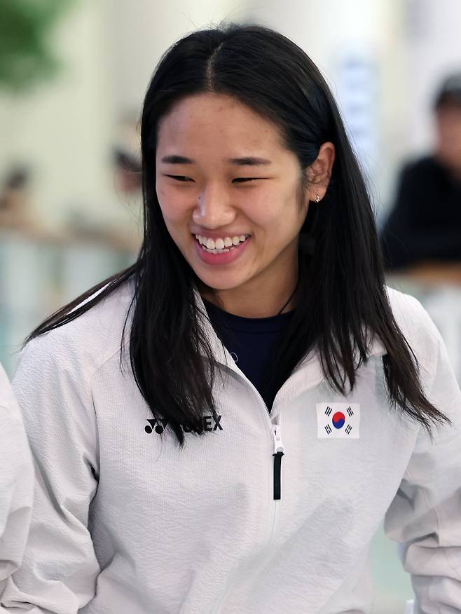 대한민국 배드민턴 대표팀 안세영이 5일 오후 인천국제공항을 통해 입국하며 미소를 보이고 있다. 대한민국 대표팀은 지난 4일 중국 샤먼에서 열린 세계혼합단체선수권대회(수디르만컵) 결승에서 중국에 1-3으로 패해 준우승을 거뒀다. /뉴스1