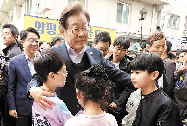 방탄복 다시 입은 이재명 - 이재명 더불어민주당 대선 후보가 5일 경기 양평군 양평시장 장난감 가게 앞에서 어린이들을 안아주고 있다. 이 후보는 이날 아동 수당 지급 연령을 18세 미만까지 단계적으로 확대하는 공약을 발표했다. /뉴시스