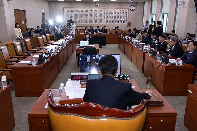정청래 국회 법제사법위원회 위원장이 7일 오후 서울 여의도 국회에서 열린 법사위 전체회의에서 의사봉을 두드리고 있다./뉴스1이날 국민의힘 법사위원들은 '대통령 당선시 재판 정지법' 상정을 앞두고 퇴장했다. 2025.5.7/뉴스1