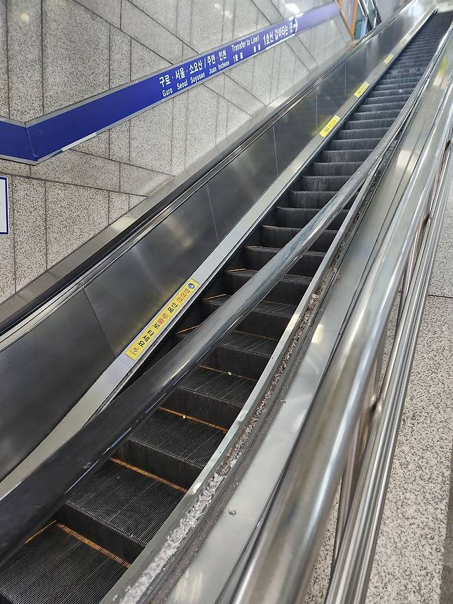 7일 오후 12시 26분쯤 고장이 발생한 인천지하철 1호선 부평역 에스컬레이터. /인천소방본부