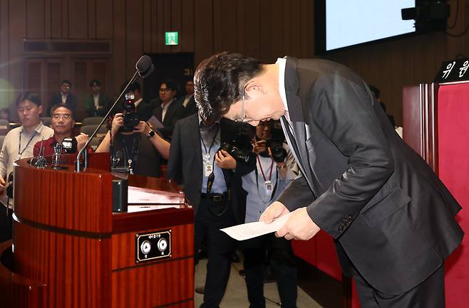 권성동 국민의힘 원내대표가 7일 오후 서울 여의도 국회에서 열린 의원총회에서 대선 후보 단일화에 대해 "오늘 두 분이 단일화 로드맵을 확정 지어 줄 것을 간곡히, 간곡히 엎드려 부탁드린다"고 말한 뒤 허리 숙여 인사하고 있다./뉴스1