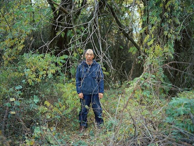 중국에서 온 딩페이랑 씨. 원래 일당 8만원을 받기로 하고 왔지만 한 달 후 회사 부장이 6만원으로 주겠다고 하자 계속 회사를 다닐지 고민 중이었다고 했다.  2015년 충남 당진/ 사진가 심학철