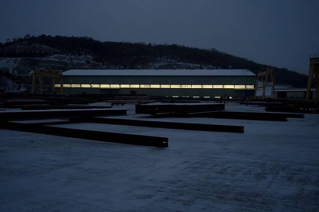 충남 홍성에 있는 24시간 쉬지 않고 가동되는 공장, 2015년 /사진가 심학철